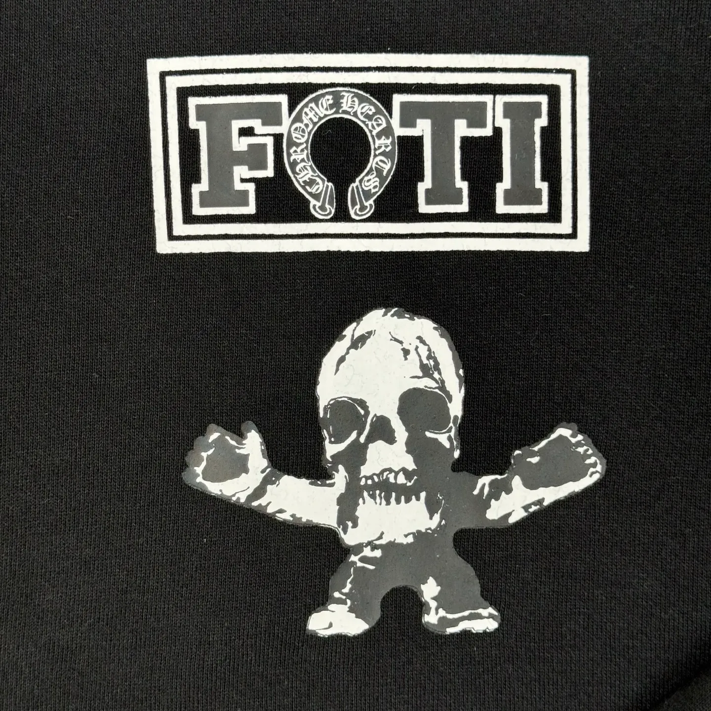 P426 Chrome Heart Nine-square skull hooded zipper sweatshirt SIZE S/M/L/XL Made of high-quality cotton fabric, soft and skin-friendly, with good breathability. The overall color is classic black, which sets a low-key and versatile style tone. The simple print pattern on the left chest on the front contains letters and cartoon skull images. The design is simple but highly recognizable, showing an uninhibited personality and attitude.